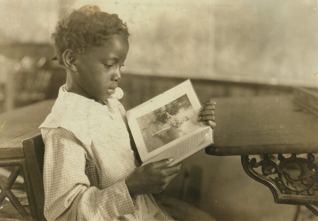 Läsbok för ung flicka i klassrummet, Pleasant Green School, Marlinton, Pocahontas County, West Virginia, USA, ca 1921 av Lewis Wickes Hine