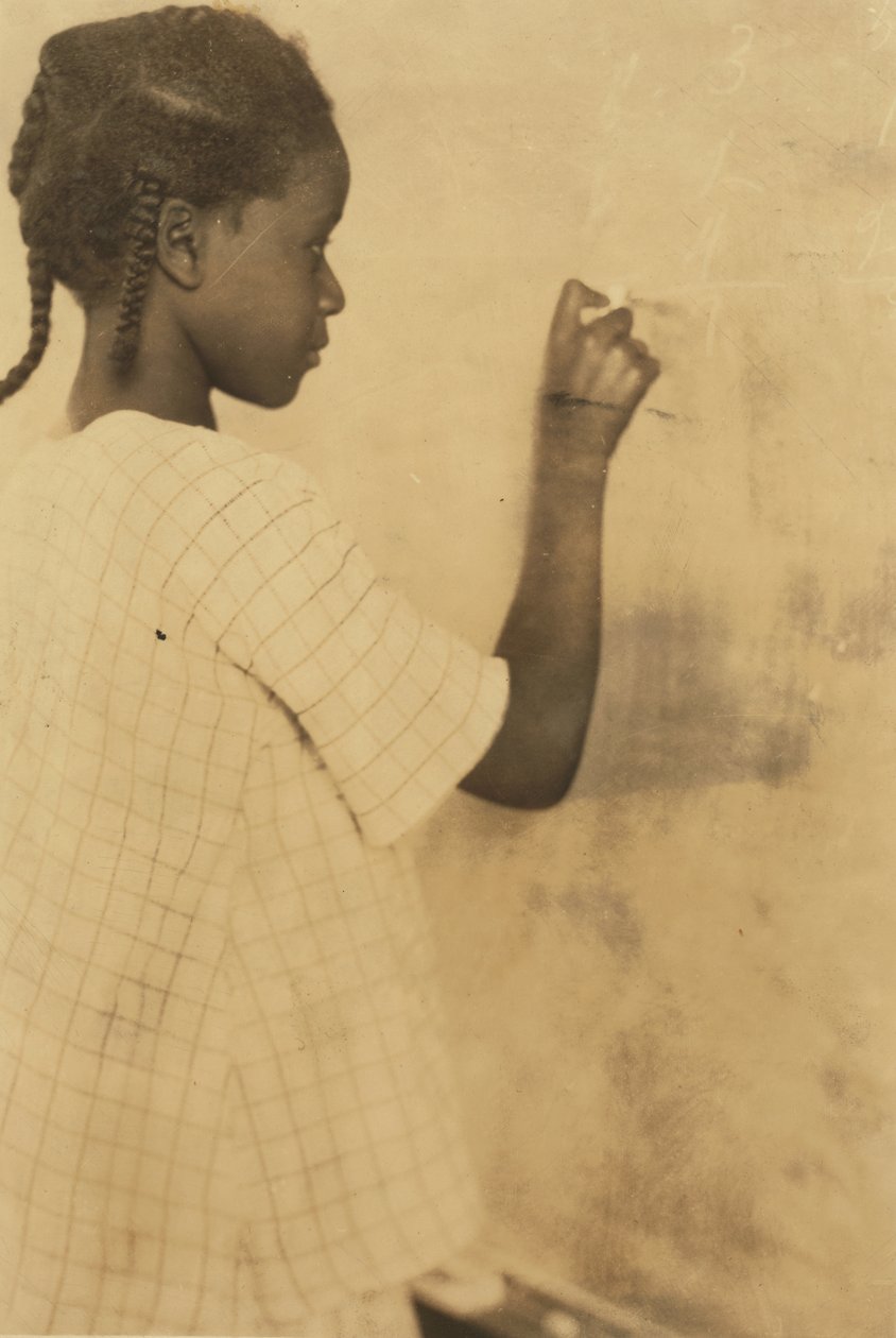 Ung flicka som skriver på tavlan i klassrummet, Pleasant Green School, Marlinton, Pocahontas County, West Virginia, USA ca 1921 (sepiafoto) av Lewis Wickes Hine