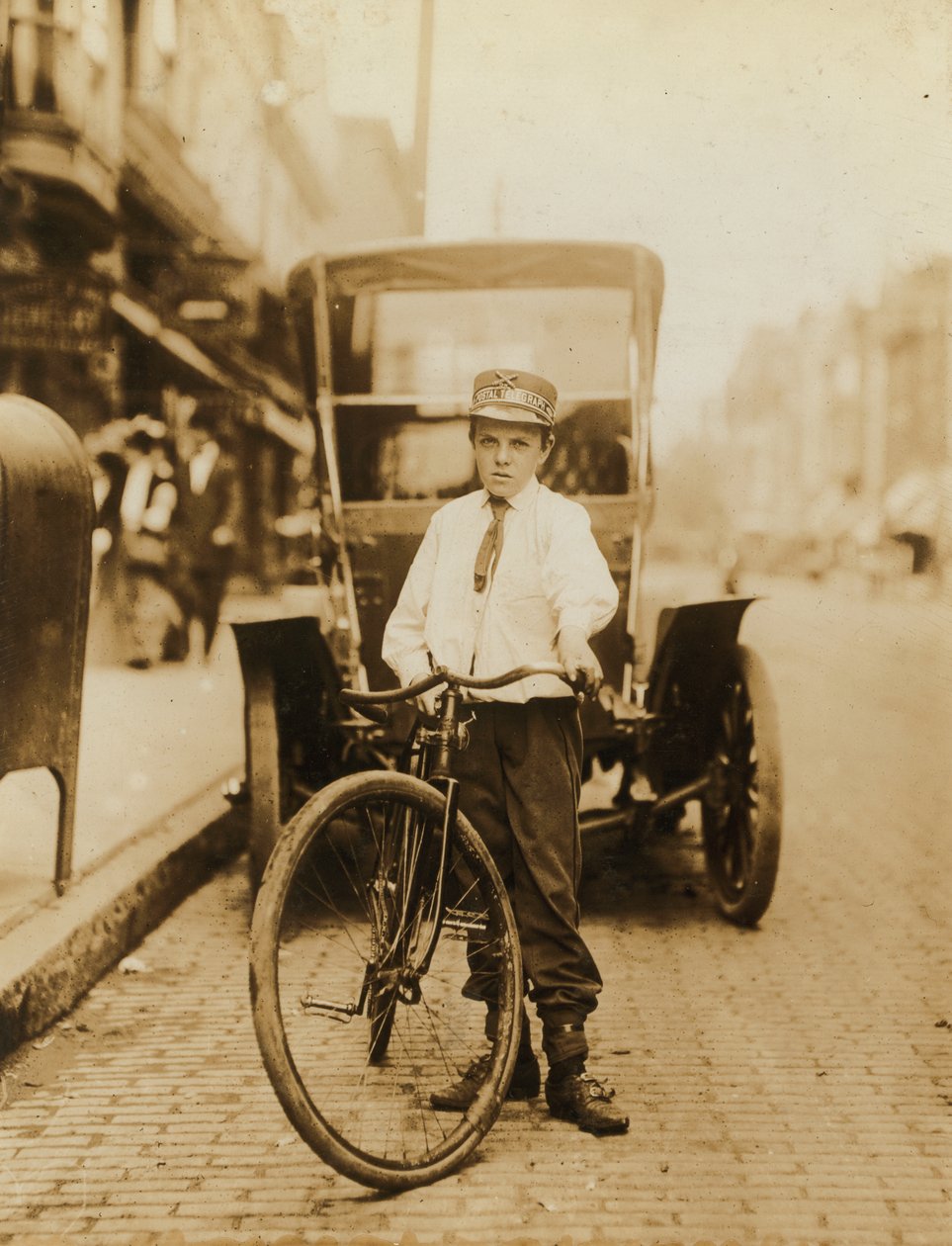 Ung tonårspojke som arbetar som posttelegrafföretagets Messenger, Wilmington, Delaware, USA, ca 1910 av Lewis Wickes Hine