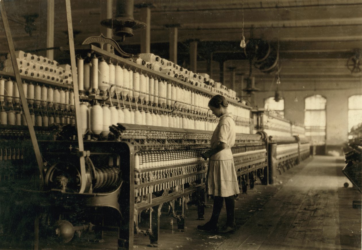 Ung tonårsflicka som arbetar som spinner på Cotton Mill, West, Texas, USA, ca. 1913 av Lewis Wickes Hine