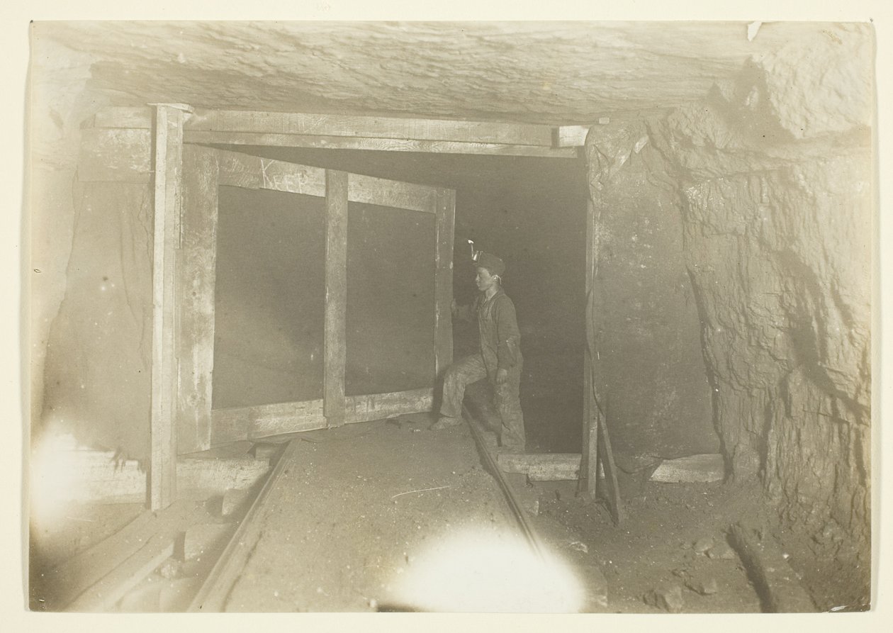 Ung trapperpojke i kolgruva i West Virginia) av Lewis Wickes Hine