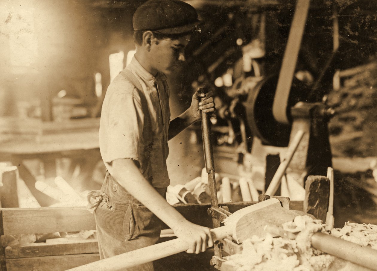 Ung pojke i en verkstad ca 1936 av Lewis Wickes Hine