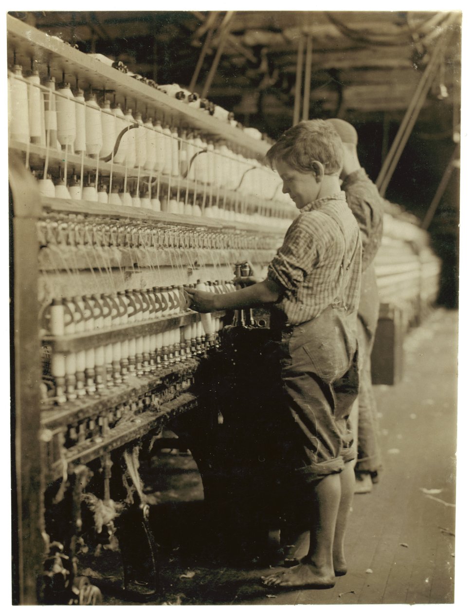 Unga doffers ersätter hela bobiner i North Pownal, Vermont, 1910 av Lewis Wickes Hine
