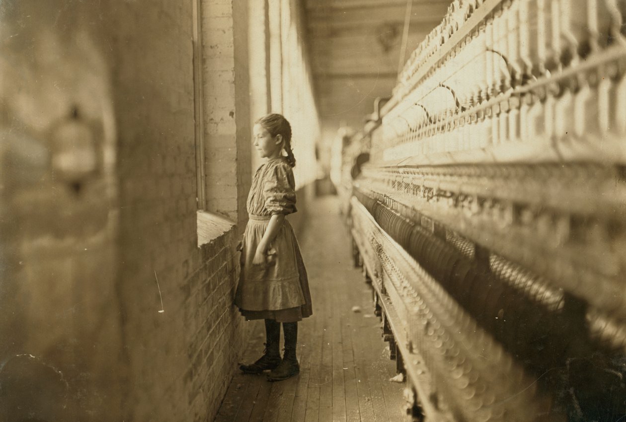 Ung flicka som arbetar i en kvarn, Lincolnton, North Carolina, USA, ca 1908 (s/v foto) av Lewis Wickes Hine