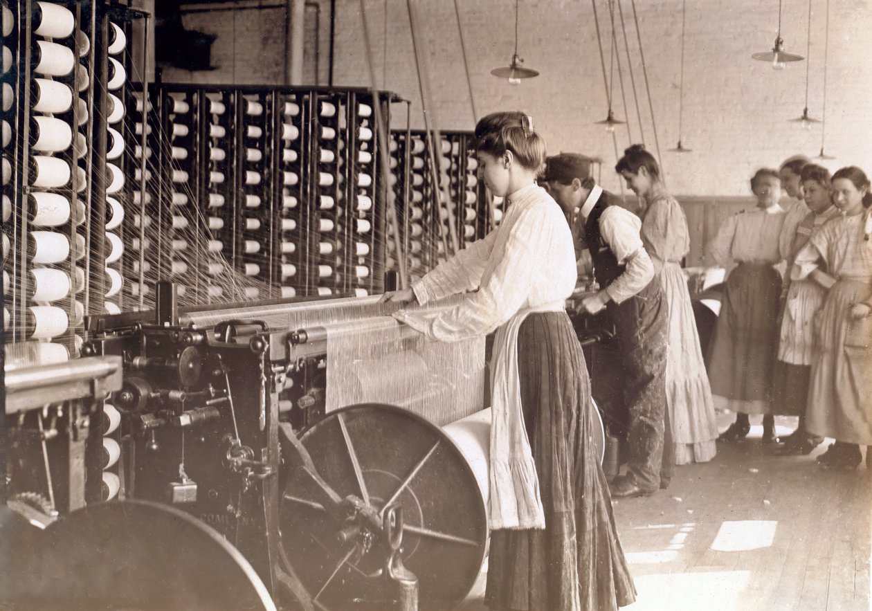 Unga kvinnor som arbetar vid en spinnmaskin i ett bomullsbruk, South Carolina, 1908 av Lewis Wickes Hine