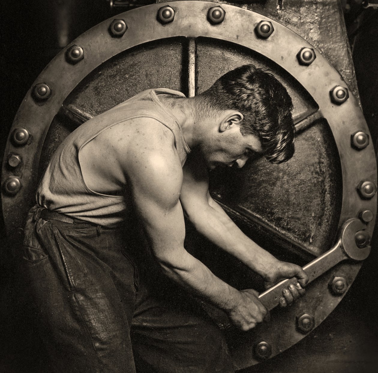 närbild av en kraftverksmekaniker som arbetar på ångpumpen ca 1920 (foto) av Lewis Wickes Hine