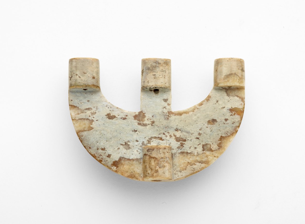 Bågformad hängsmycke, med extra dekoration, ca 3300-2250 f.Kr av Liangzhu culture