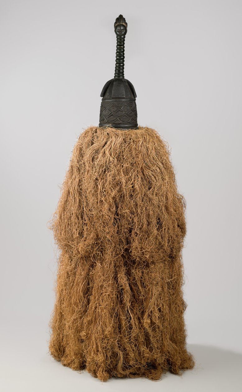 Hjälmmask (Gbetu) med Raffia-dräkt, Gola, 1900-tal (trä, pigment, metall, raffia) av Liberian Liberian