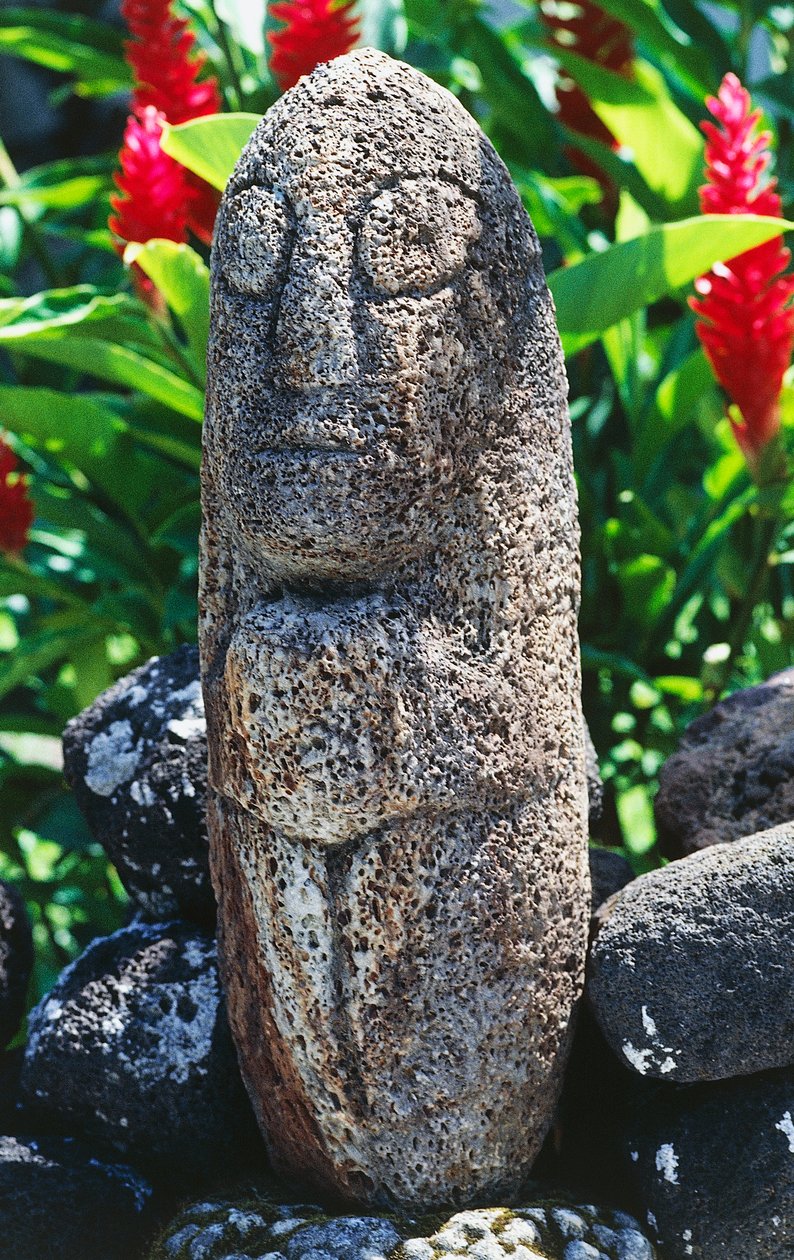 Antropomorfisk Tiki-skulptur, Papeete, Tahiti, Samhällsöarna, Windwardöarnas skärgård, Franska Polynesien (franska republikens utomeuropeiska territorium) av Unbekannt Unbekannt