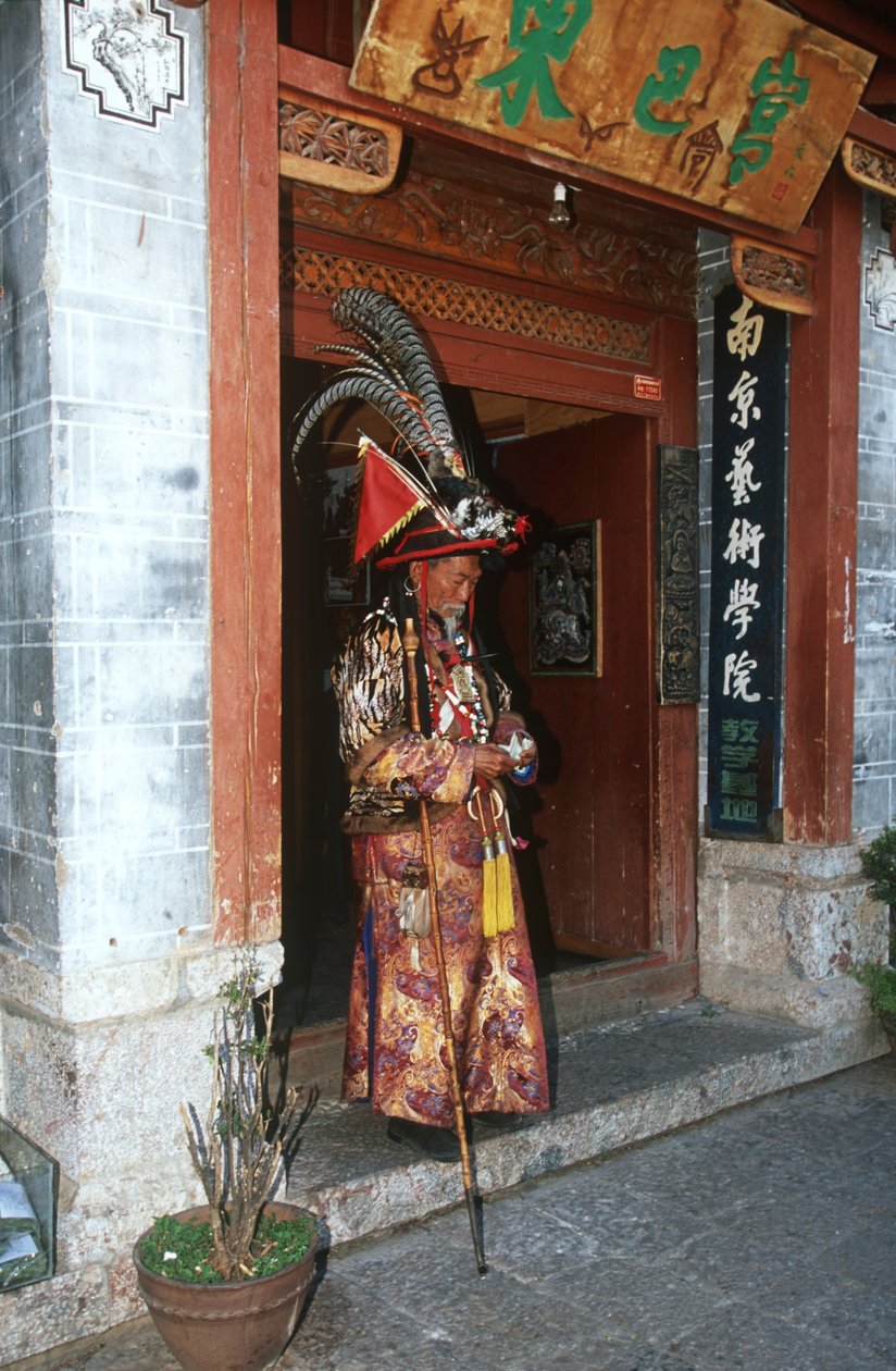 Kina, Yunnan, l i sås, full i traditionell NA Xi-dräkt av Unbekannt Unbekannt
