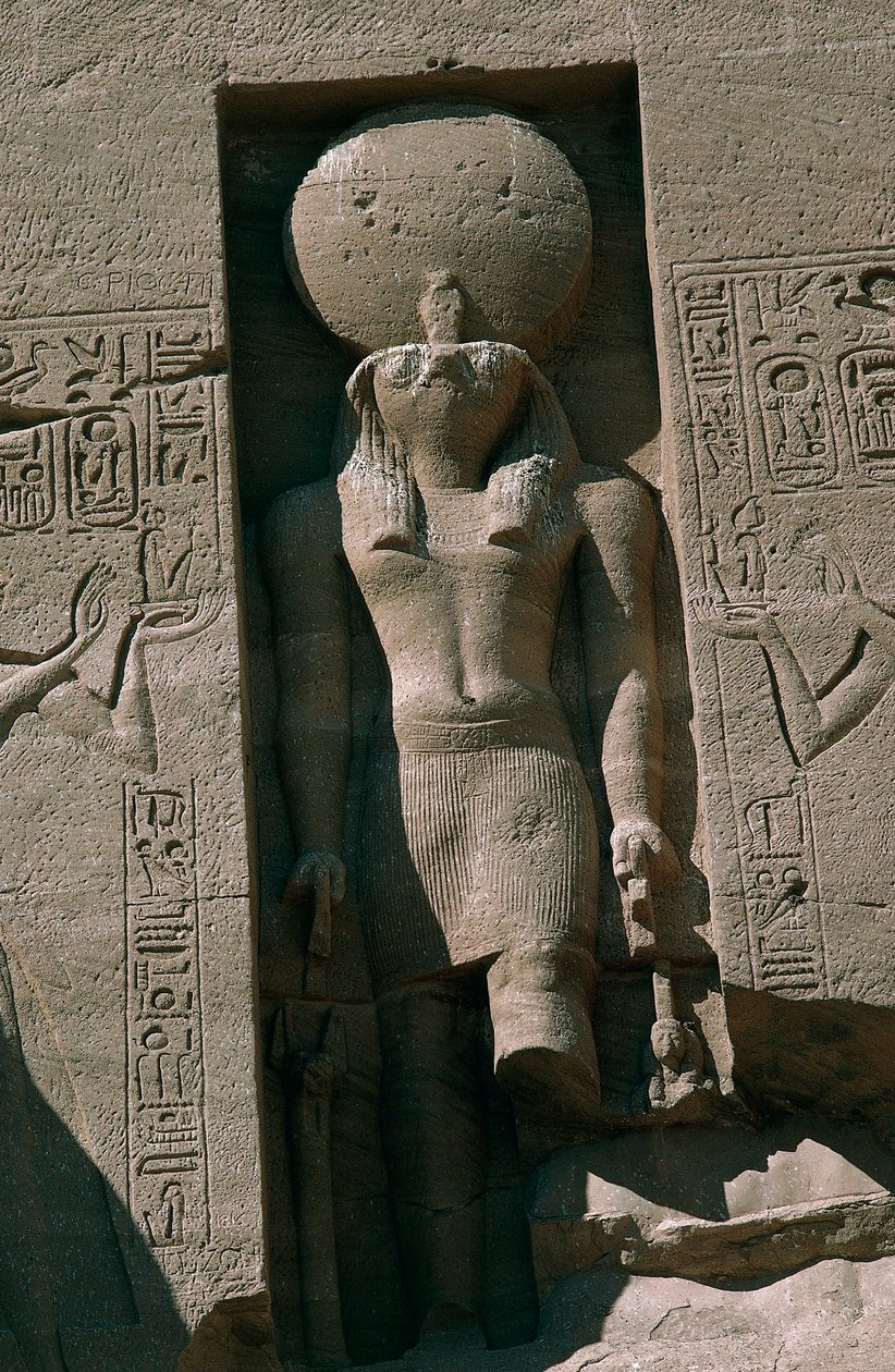 Egypten, Nubien, Abu Simbel, Ramses II:s stora tempel, fasad, nisch med staty av solguden Ra av Unbekannt Unbekannt