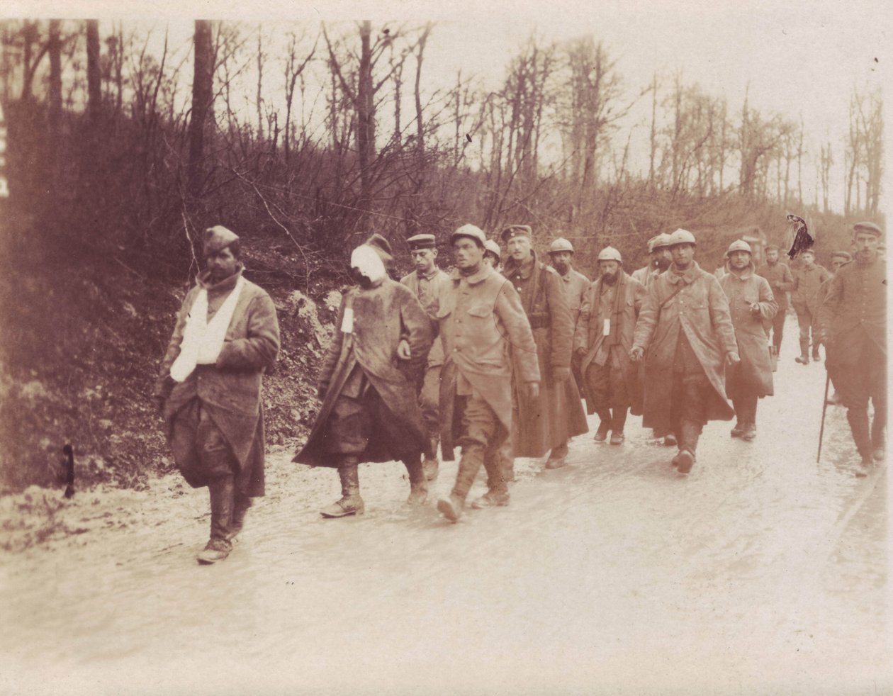 Februari 1917 - Verdun-Front franska fångar sårade eskorteras tillbaka av tyska soldater av Unbekannt Unbekannt