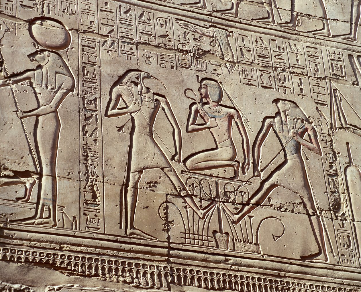 Inre väggreliefer som visar offer till gudarna, detalj som visar den unge Ramses II med gudarna Thoth och Horus av Unbekannt Unbekannt