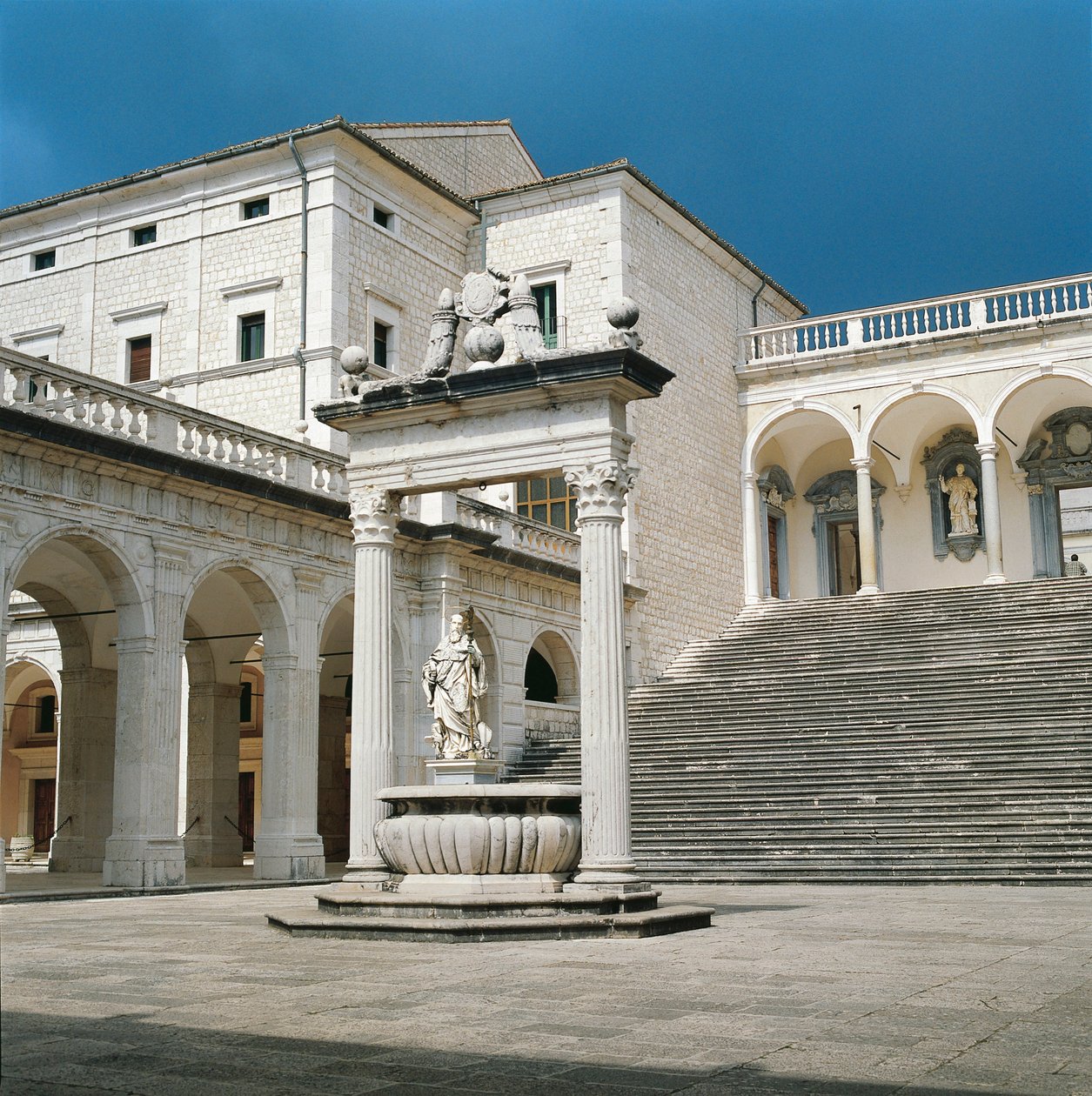 Italien, Lazio-regionen, Frosinone-provinsen, Cassino, Monte Cassino Abbey, huvudtrappa och brunn av Unbekannt Unbekannt