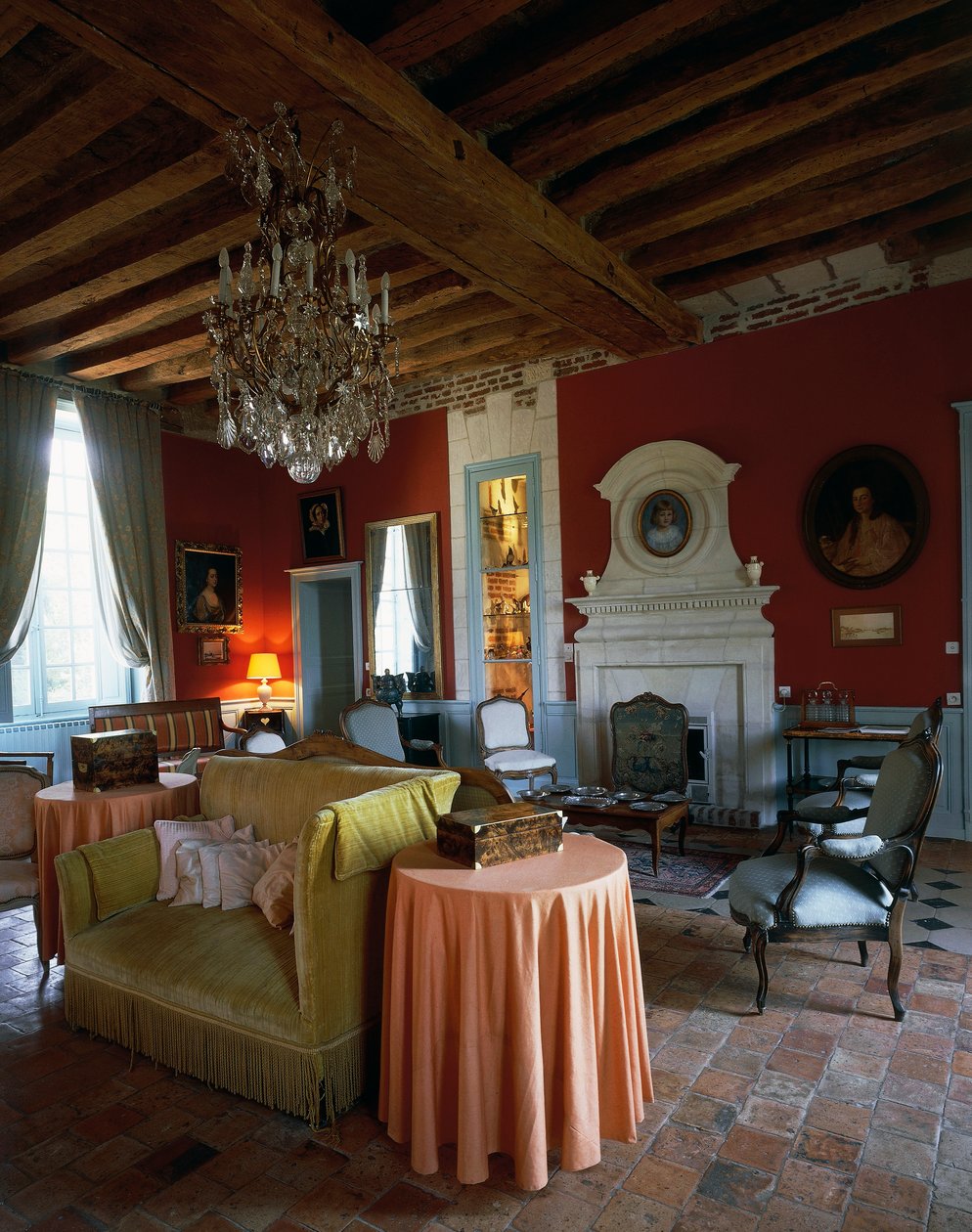 Vardagsrum med takbjälkar och möbler i Louis XV och Louis XVI-stil, slottet Reaux, Chouze-sur-Loire, Indre-et-Loire, Frankrike (foto) av Unbekannt Unbekannt