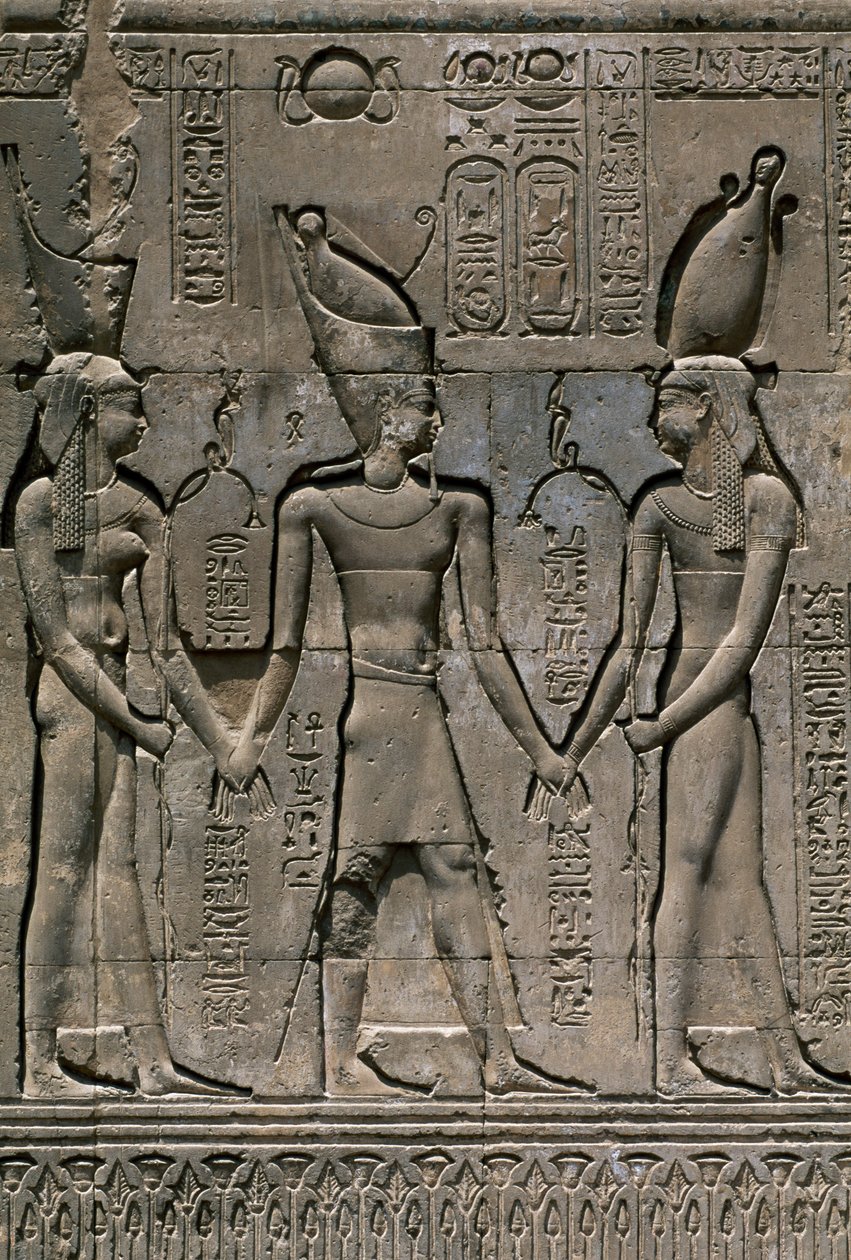 Relief med Thutmose III och gudarna Heka och Khnum, Fasad av Hypostyle Hall of Temple of Khnum, Esna, Egypten, Egyptisk civilisation, Detalj med farao av Unbekannt Unbekannt