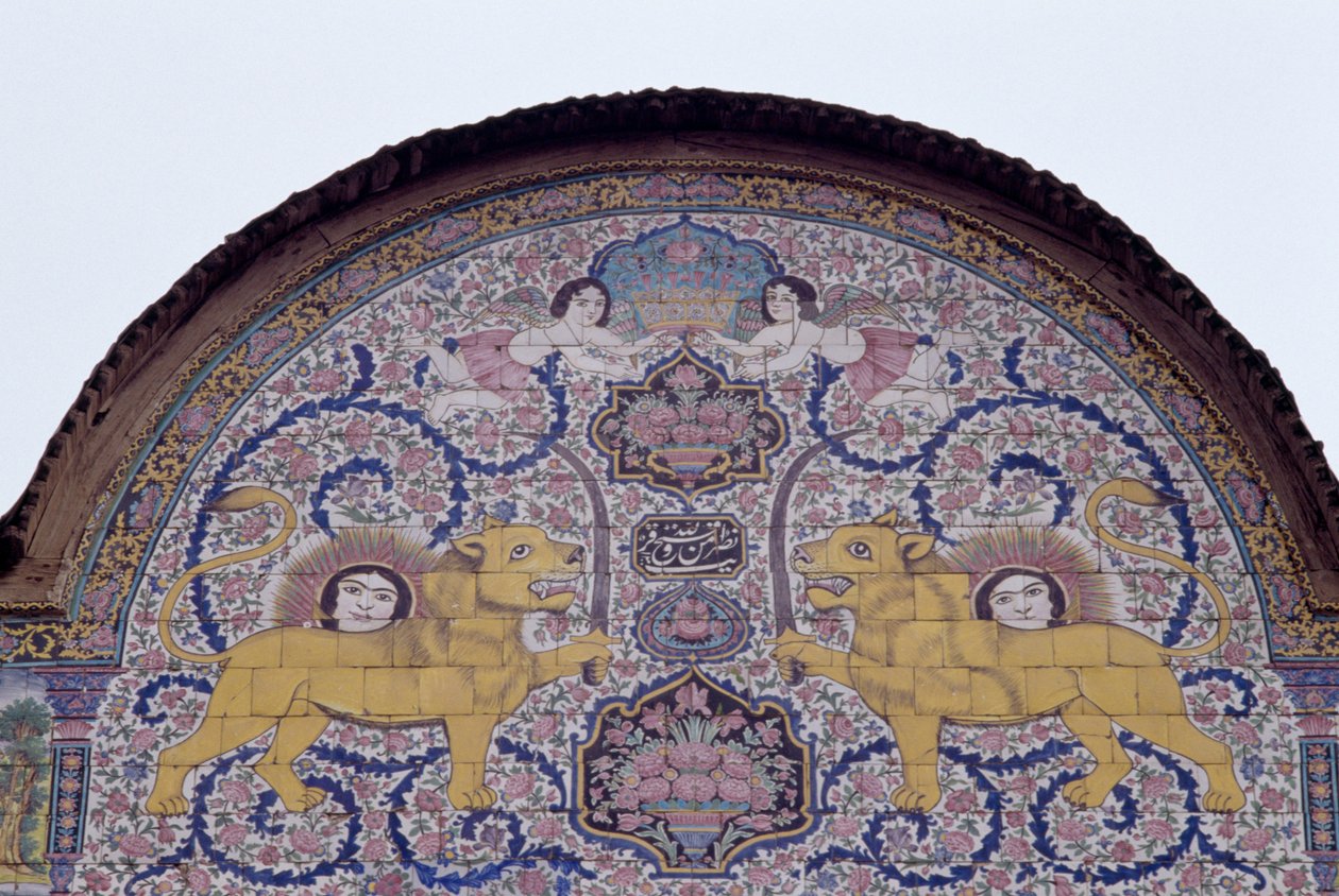Sol och lejon, kungligt emblem från Qajar-dynastin, polykrom kakeldekoration på framsidan av Qavam-huset även känt som Narenjestan e Ghavam av Unbekannt Unbekannt