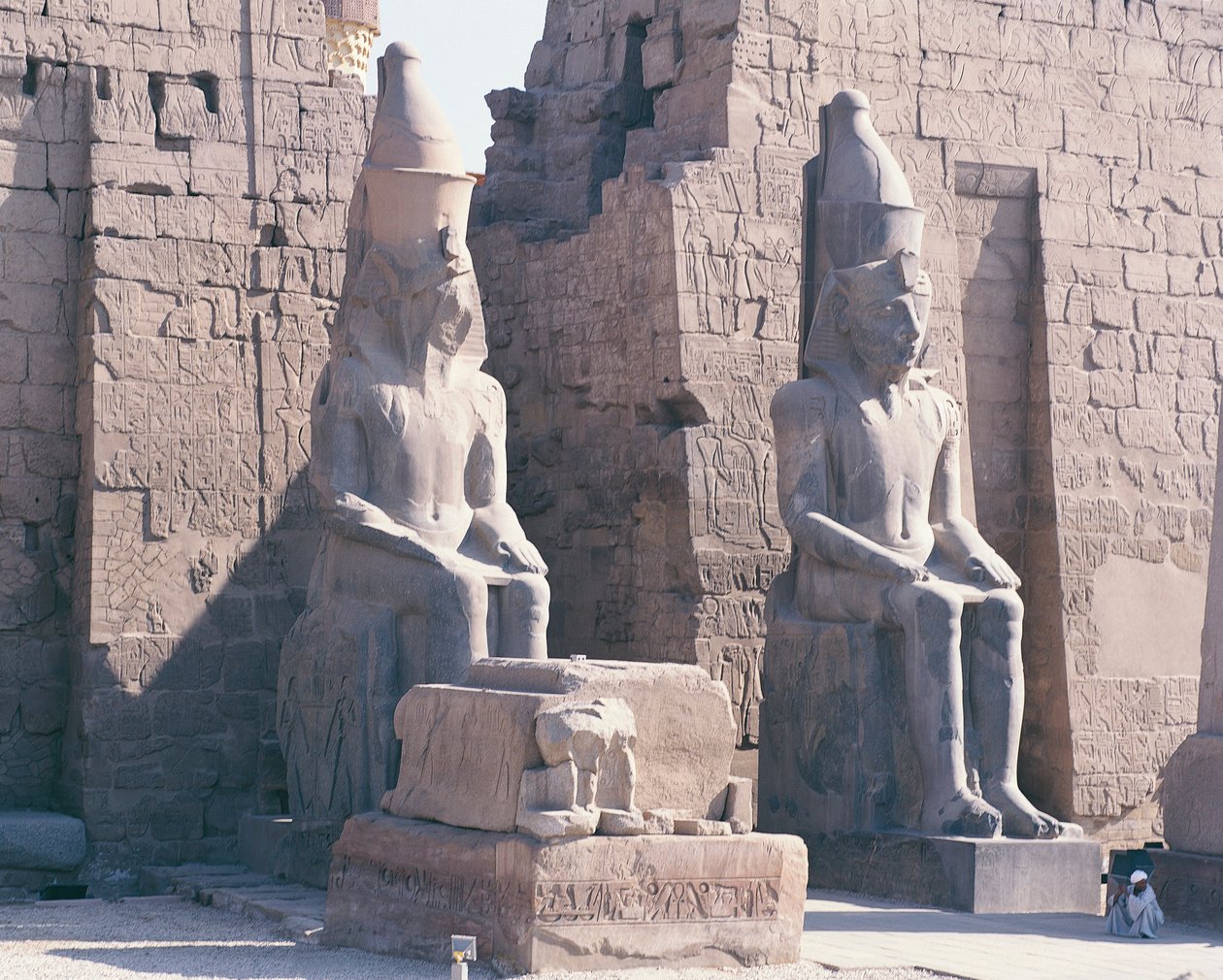 Luxors tempel, Ramses II:s pylon, två kolossala statyer av kungen av Unbekannt Unbekannt