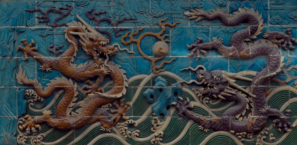 Två av drakarna som leker med de flammande pärlorna, polykrom glaserad majolika, detalj av Nine-Dragon Wall, Beihai Park, Beijing, Kina. kinesisk civilisation av Unbekannt Unbekannt