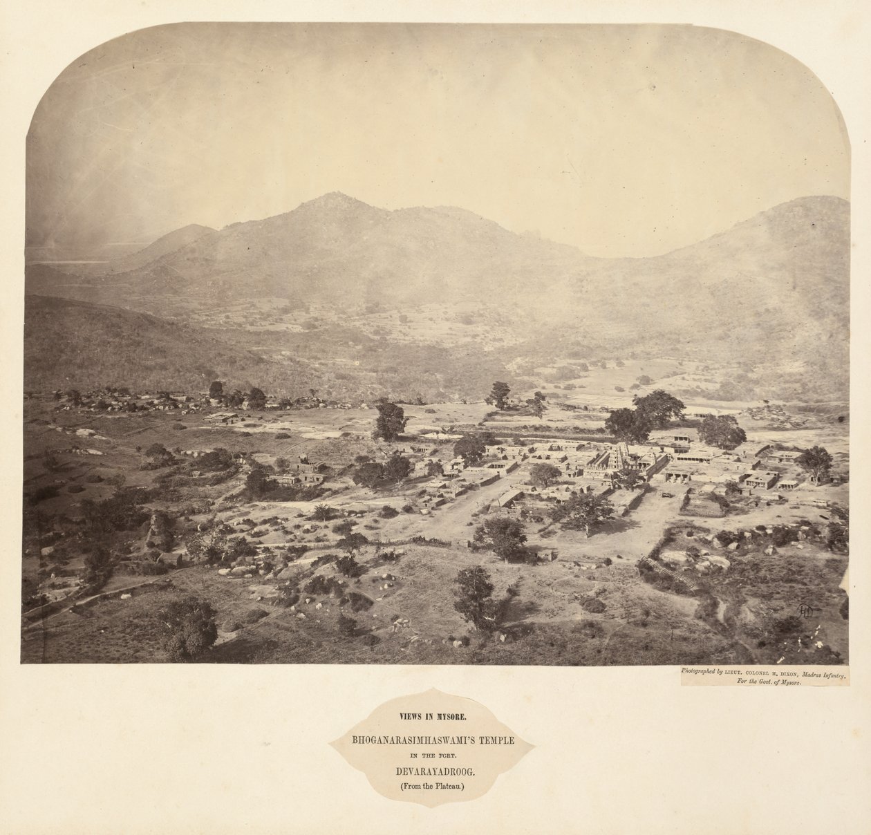 Utsikter i Mysore: Bhoganarasimhaswamis-templet, i fortet, Devarayadroog..., 1862-1865. av Lieutenant Colonel Henry Dixon