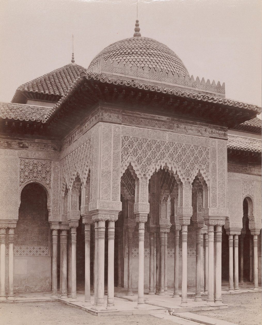 [Lejonens gård, Alhambra, Granada], 1880-90-tal. av Likely Sebastiano Tassinari.