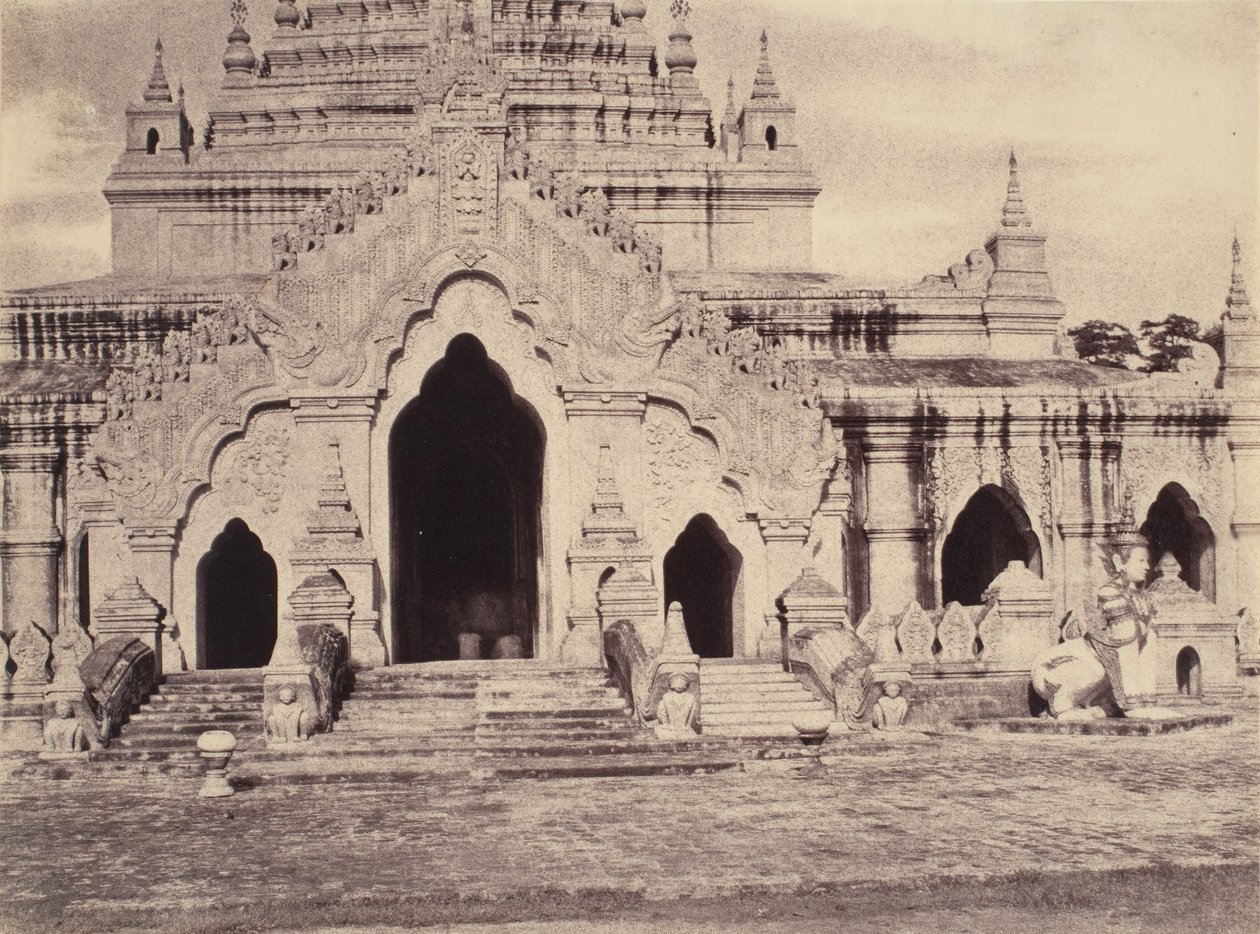 Amerapoora: East Door of the Maha-thugea-yan-tee Pagoda av Linnaeus Tripe