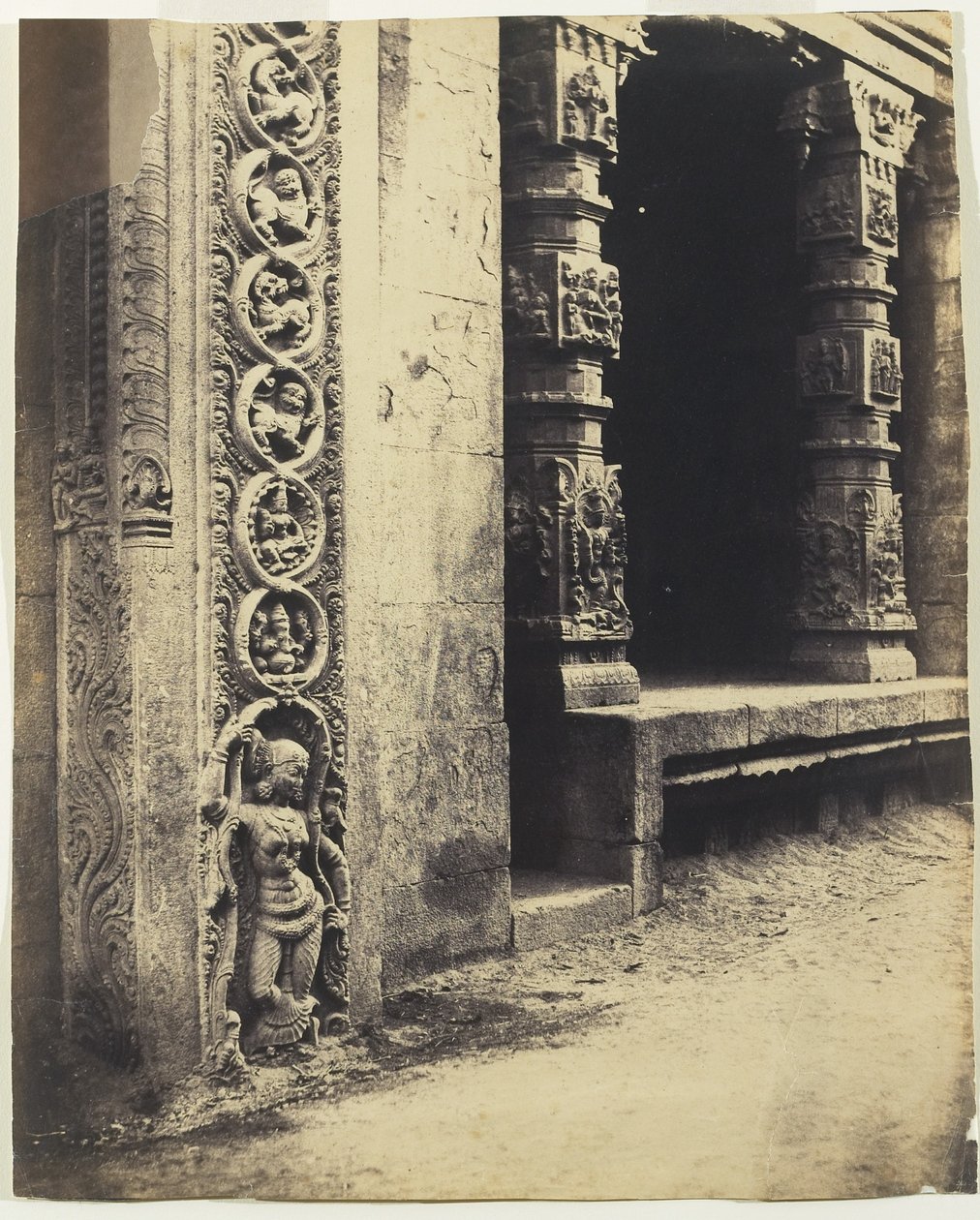 Madura: Pillars in the Recessed Portico i Royal Gopurum med basen av en av de fyra skulpterade monoliterna av Linnaeus Tripe