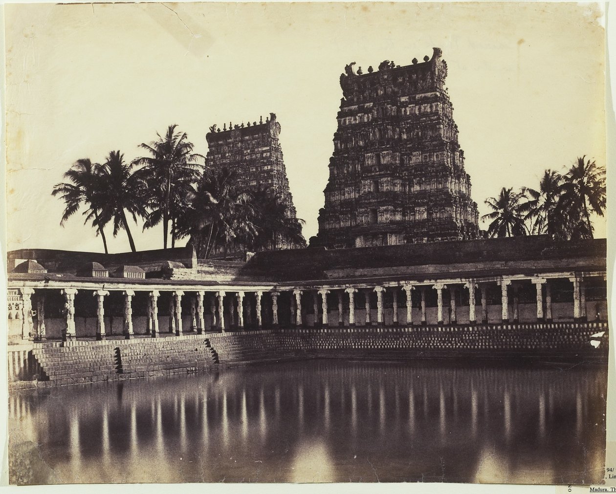 Madura. The Great Pagoda, Mootoo Alaghur och East Gopurum från Tank, 1858 (albumintryck från vaxat pappersnegativ) av Linnaeus Tripe
