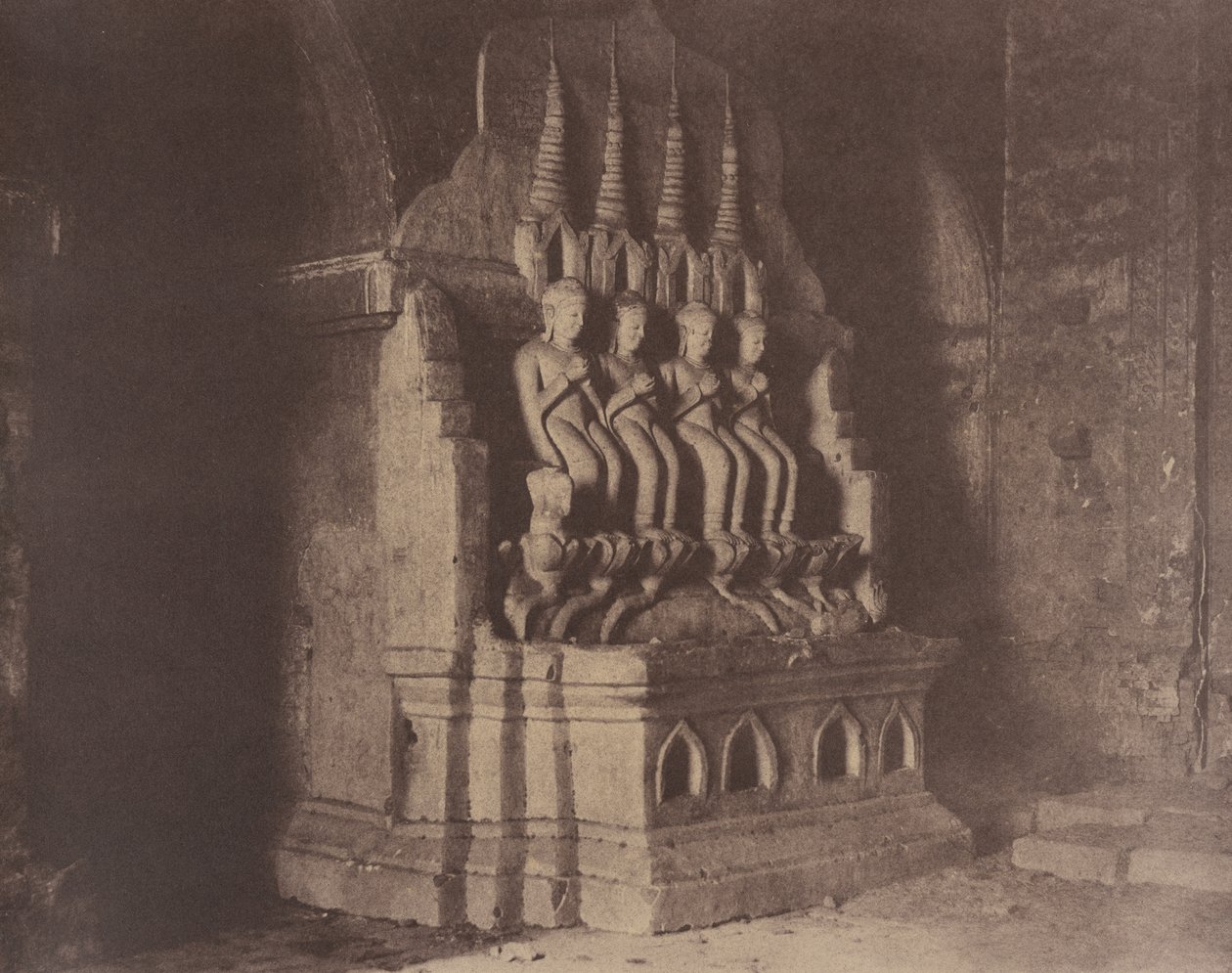 Nr 23. Pugahm Myo [Pagan]. Figurer i Damayangyee-pagoden [Dhamma-yan-gyi]. av Linnaeus Tripe