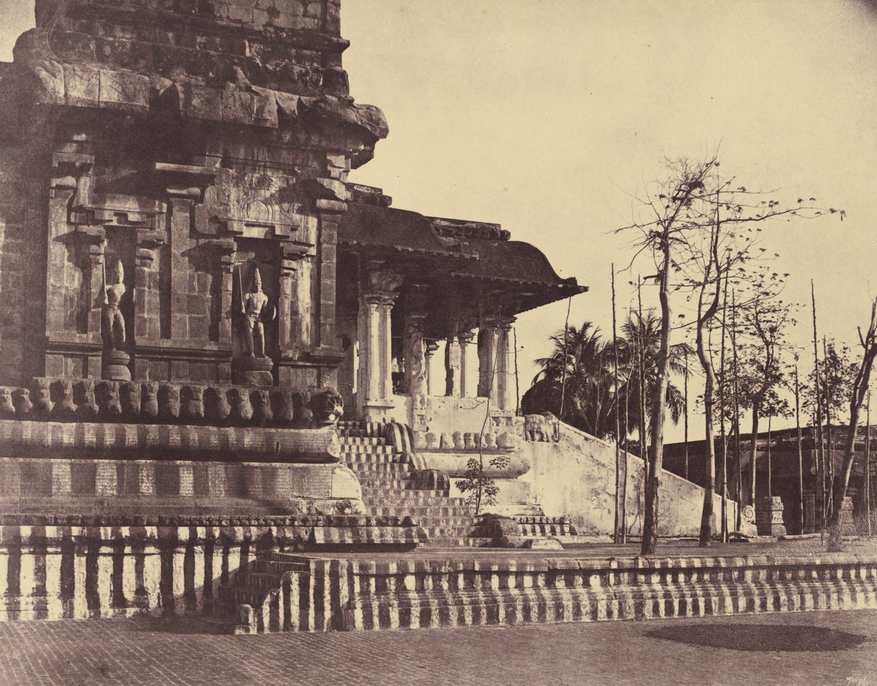 Tanjore: Stora pagoden, ingången vetter utåt,mars-april 1858 (foto) av Linnaeus Tripe
