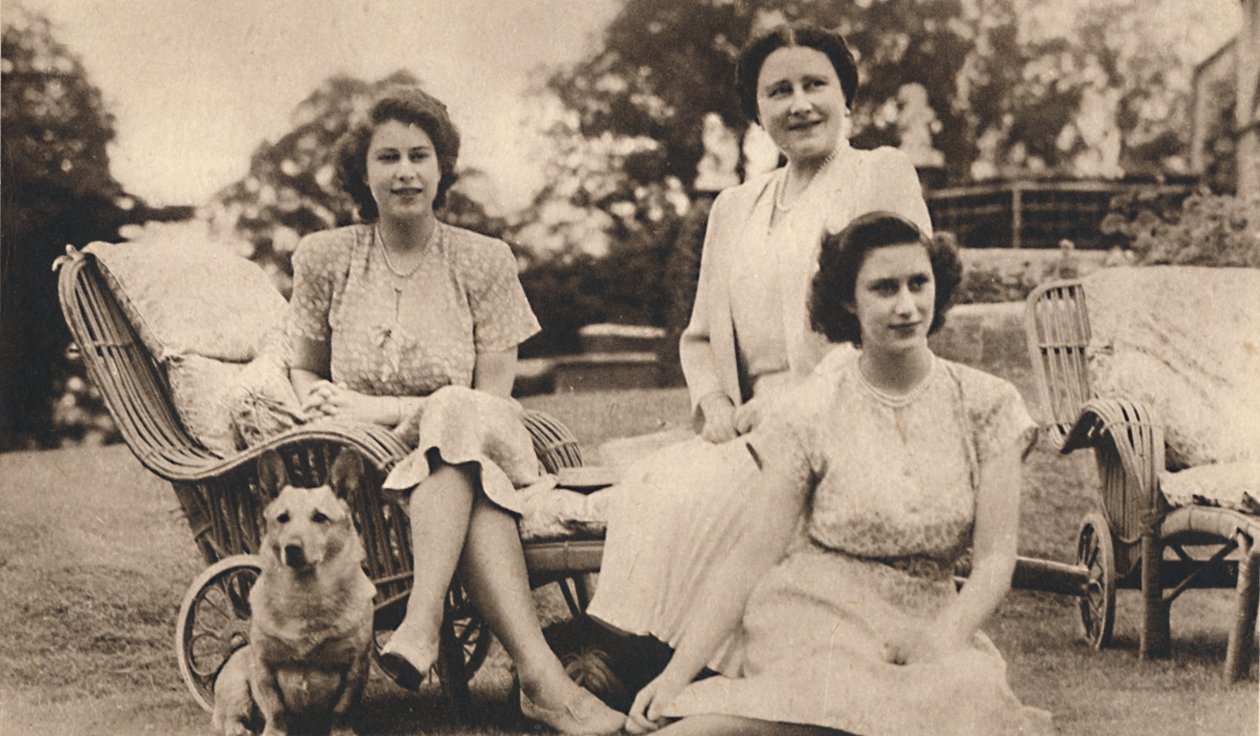Hennes Majestät Drottningen med de kungliga prinsessorna, c1950. av Lisa Sheridan
