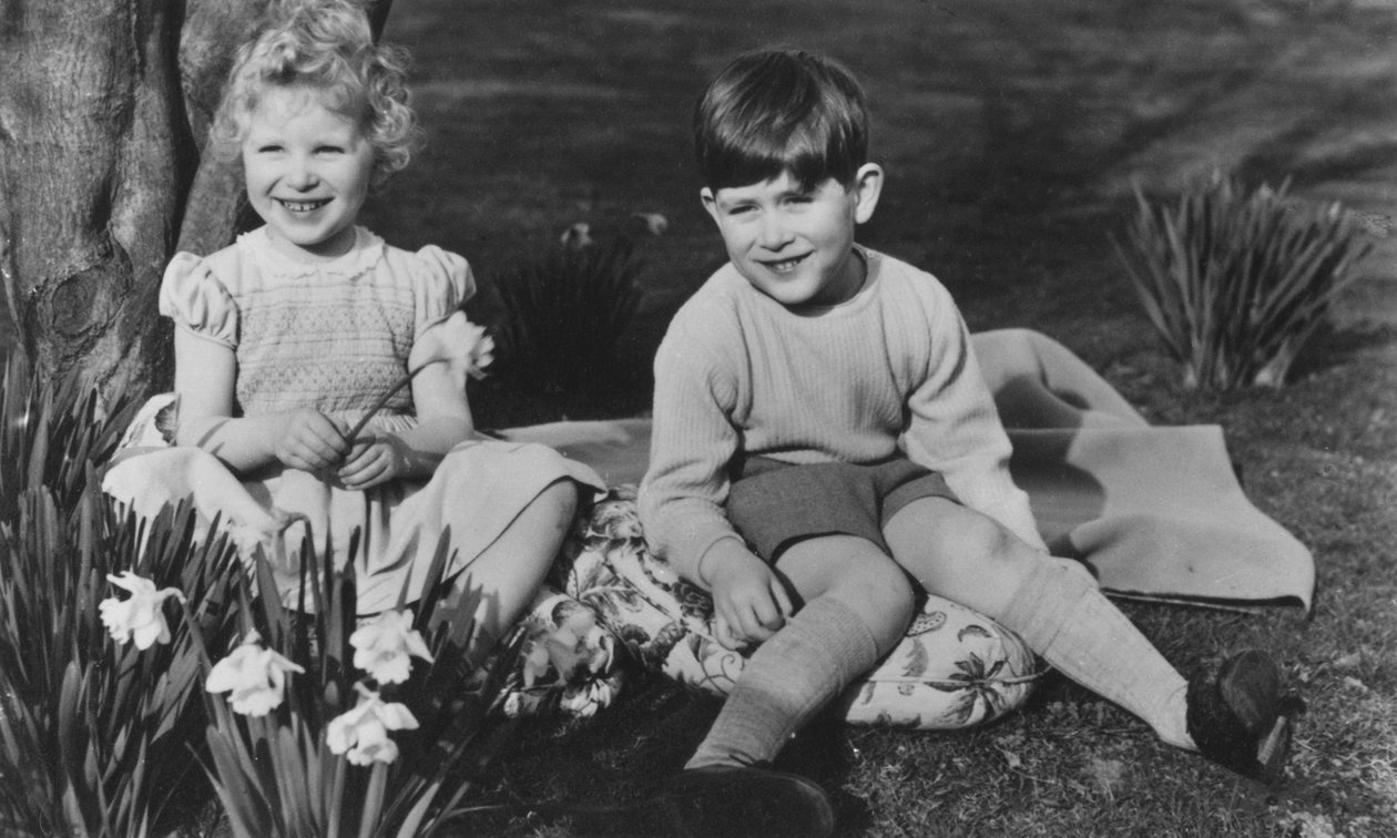 Prins Charles och prinsessan Anne som barn på Balmoral den 28 september 1952. av Lisa Sheridan