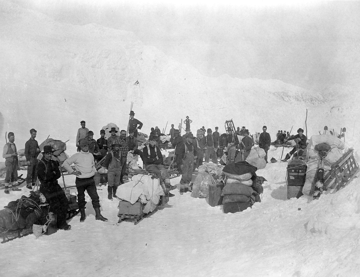 Guldsökare på toppen av Chilkootpasset, Alaska, 1897 av Lloyd Valentine and Pond, Edwin Percy Winter