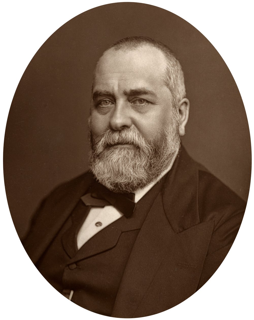 Sir Francis Philip Cunliffe Owen, chef för South Kensington Museum, 1880. av Lock and Whitfield