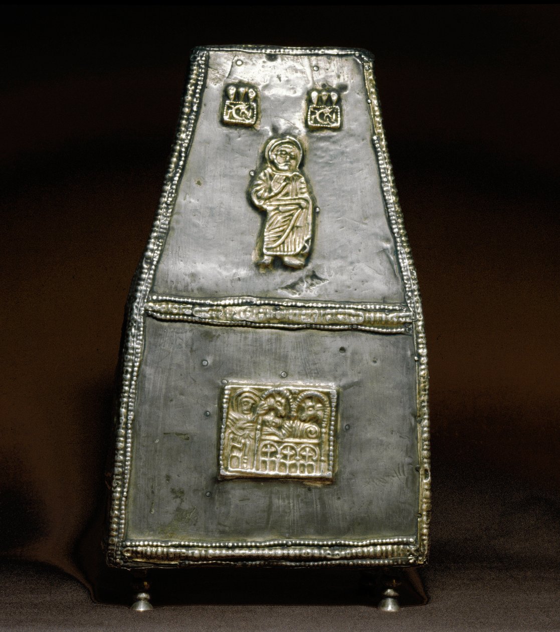 Medeltidens arkeologi (medeltiden). Barbarian Art of Lombardy: Silverlåda för att ta emot reliker (relikvarium). Lombardkonst, 800 - 900-talet. Pengar. Cividale del Friuli, Chretien Museum, katedralens skatt av Lombard School
