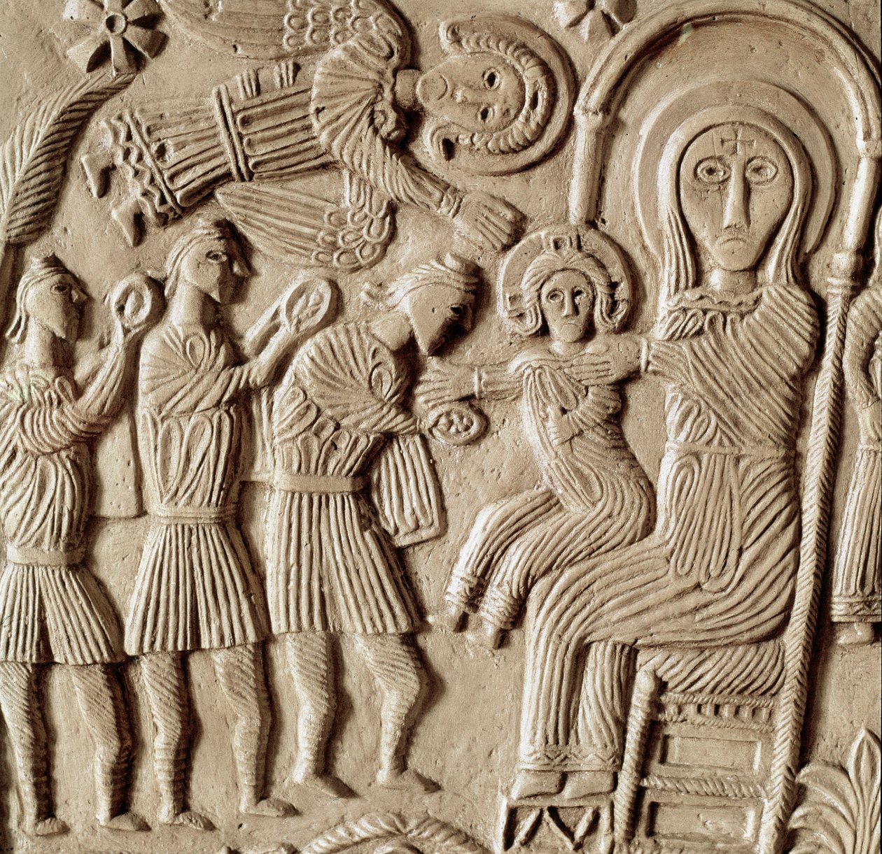 Medeltidens arkeologi (medeltiden). Barbarisk konst i Lombardiet: tillbedjan av männen, lågrelief av hertig Rachis altare. Skulptur, lombardisk konst, 737-744. Cividale del Friuli, Chretien Museum, katedralens skatt av Lombard School
