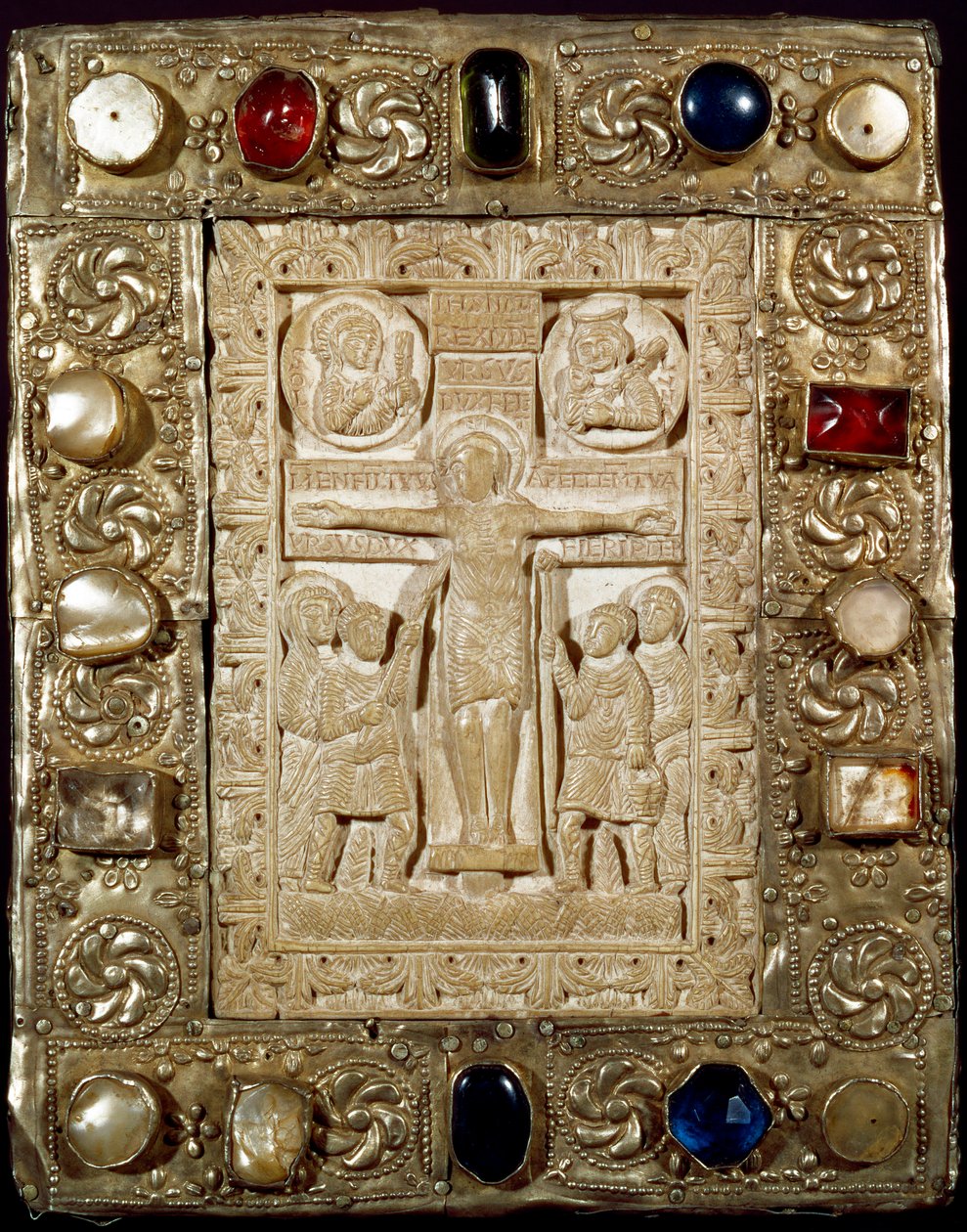 Medeltidens arkeologi (medeltiden). Barbarisk konst i Lombardiet: hertig Orsos fred. Elfenbensdelen representerar Kristus korsfäst omgiven av Jungfrun, Sankt Longin centurionen (eller Longinus) och Sankt Johannes. Lombardkonst från 900-talet. jag av Lombard School