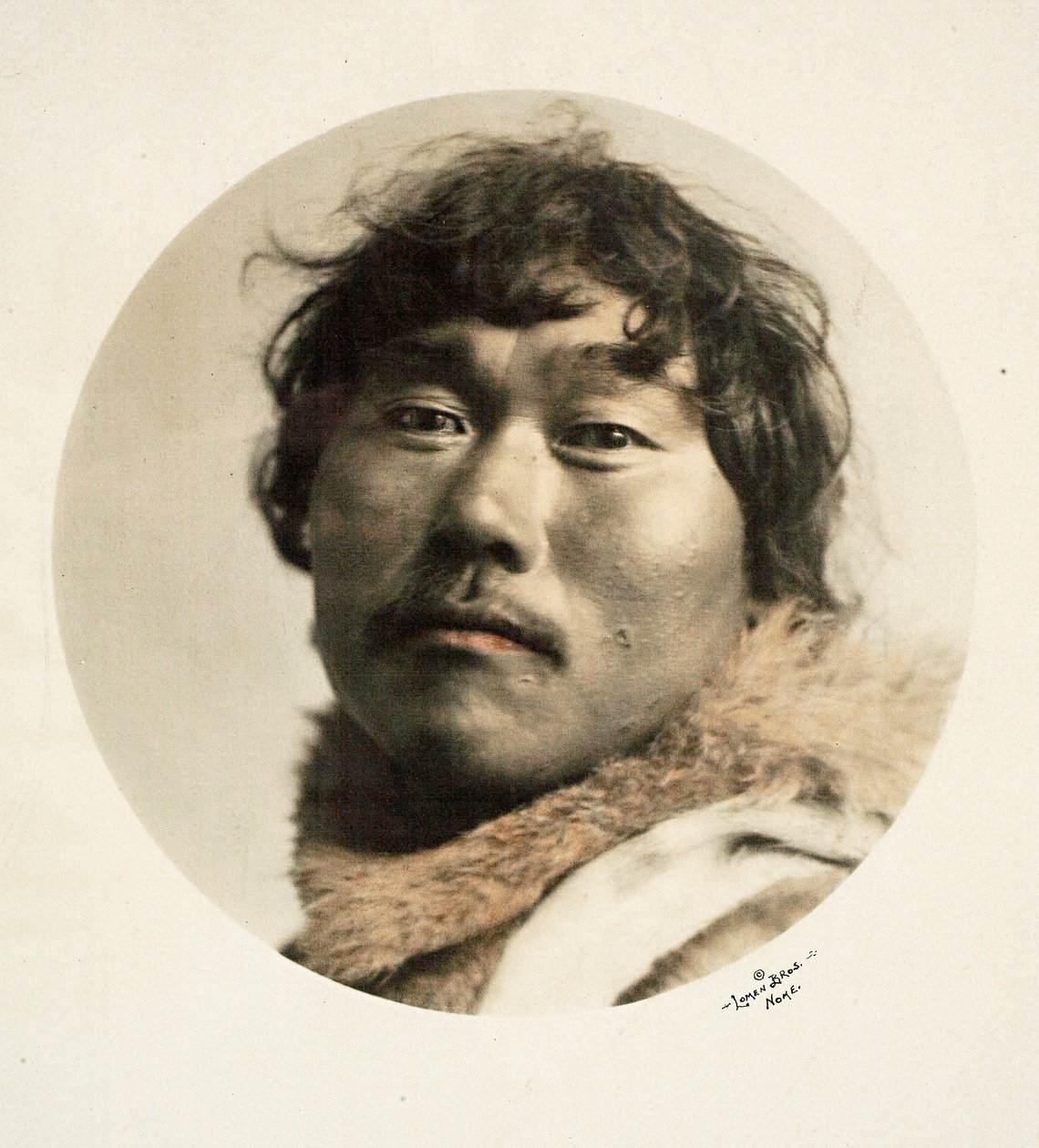 Man, Alaska (handfärgat silver gelatintryck) av Lomen Brothers