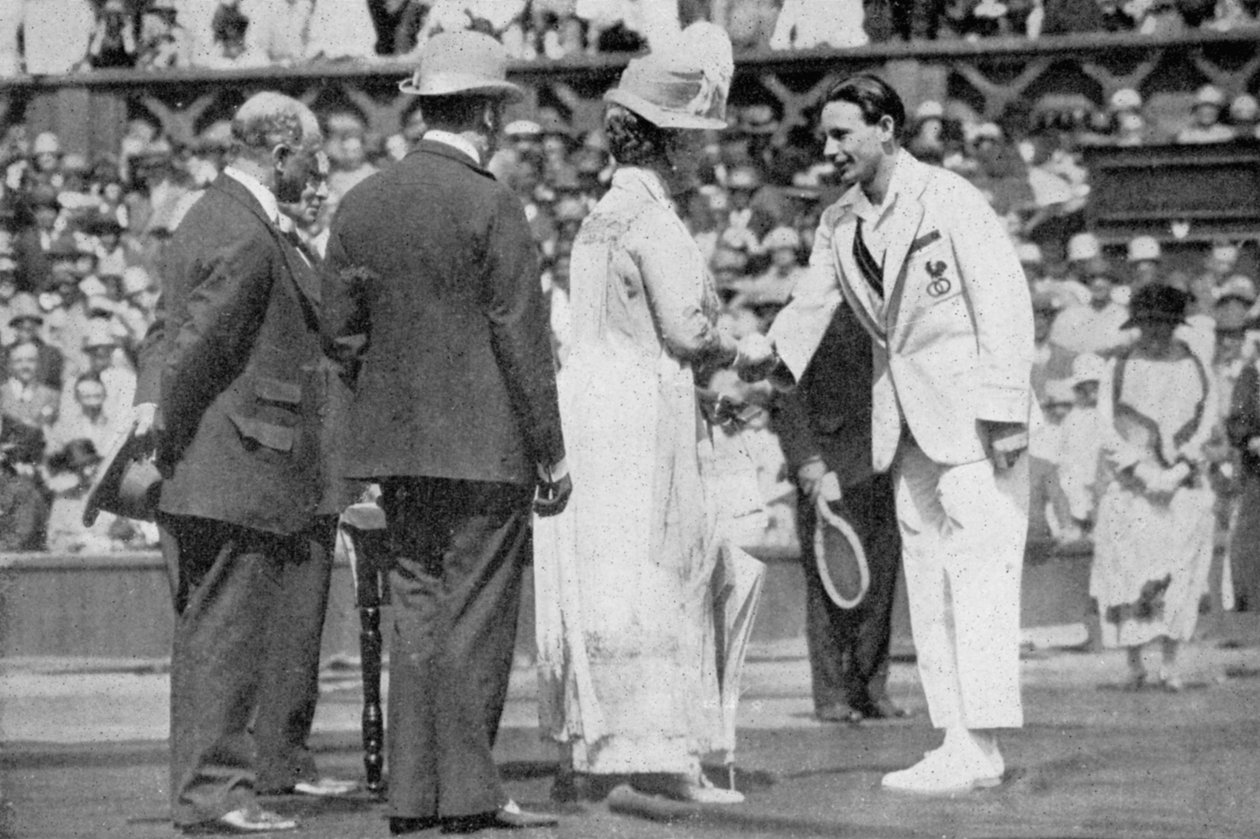 Jean Borotra får sin medalj av Queen Mary på centercourten 1926 av London News Agency