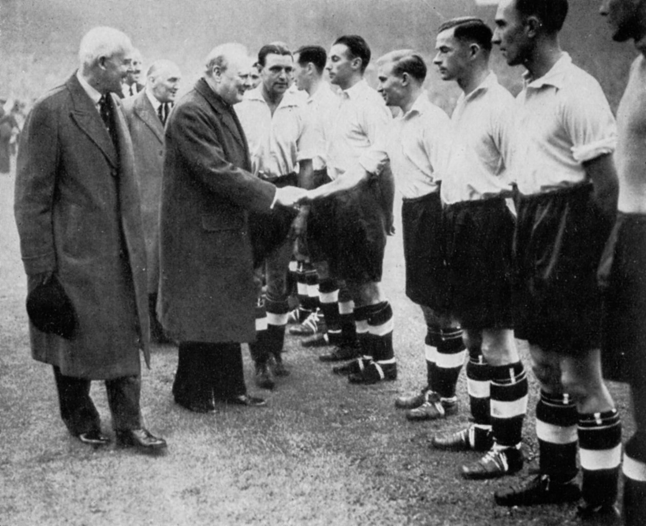 Winston Churchill hälsar det engelska fotbollslaget, Wembley, London, oktober 1941. av London News Agency