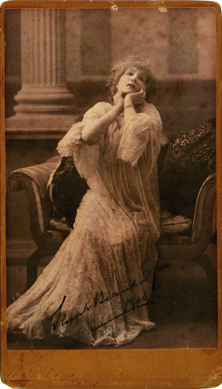 Porträtt av Sarah Bernhardt 1844-1923, 1906. av London . Photo studio W. and