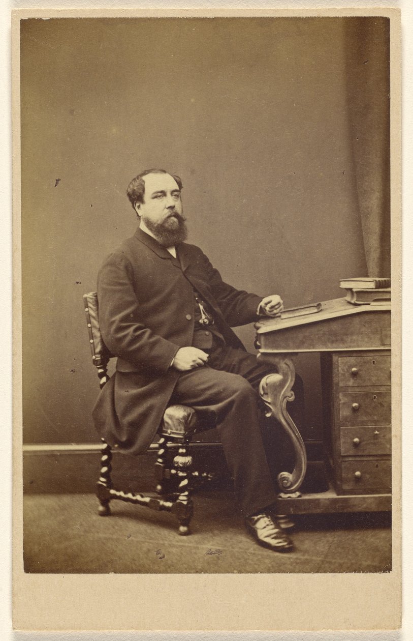 [Oidentifierad skäggig man sittande vid skrivbord, i 3/4 profil] av London Stereoscopic and Photographic Company