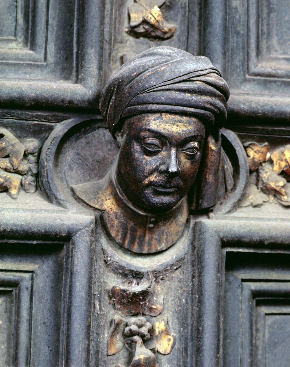 Självporträtt, femte huvudet uppifrån på den vänstra dörren till North Doors of the Baptistery of San Giovanni, 1403-24 (brons) av Lorenzo Ghiberti