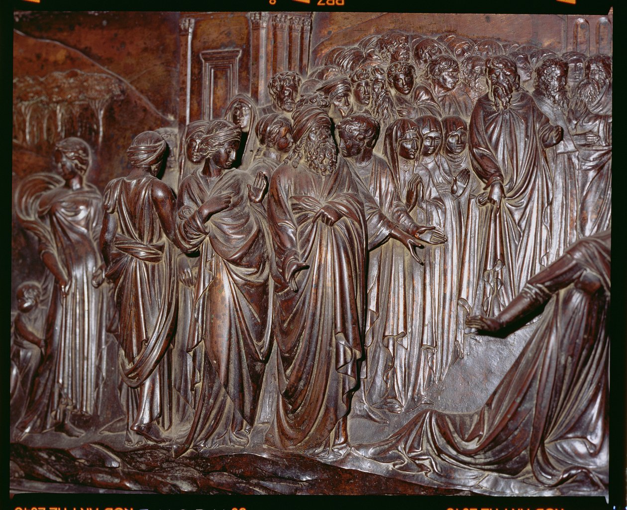 The Shrine of St. Zenobius, detalj av folkmassan från Miracle of the Strozzi Boy, c.1432-42 bronsdetalj av 97641 av Lorenzo Ghiberti