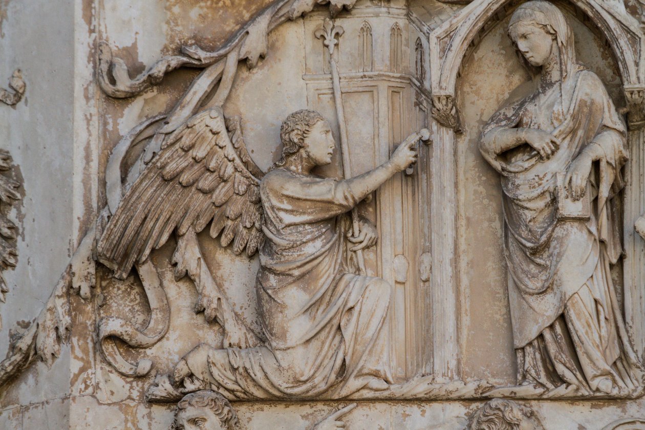 Bebådelse, detalj från Scener ur Kristi liv, Berättelser från Nya testamentet, basreliefer av Lorenzo Maitani (före 1275-1330), tredje pelaren, fasaden på Orvieto-katedralen, Umbrien, Italien av Lorenzo Maitani