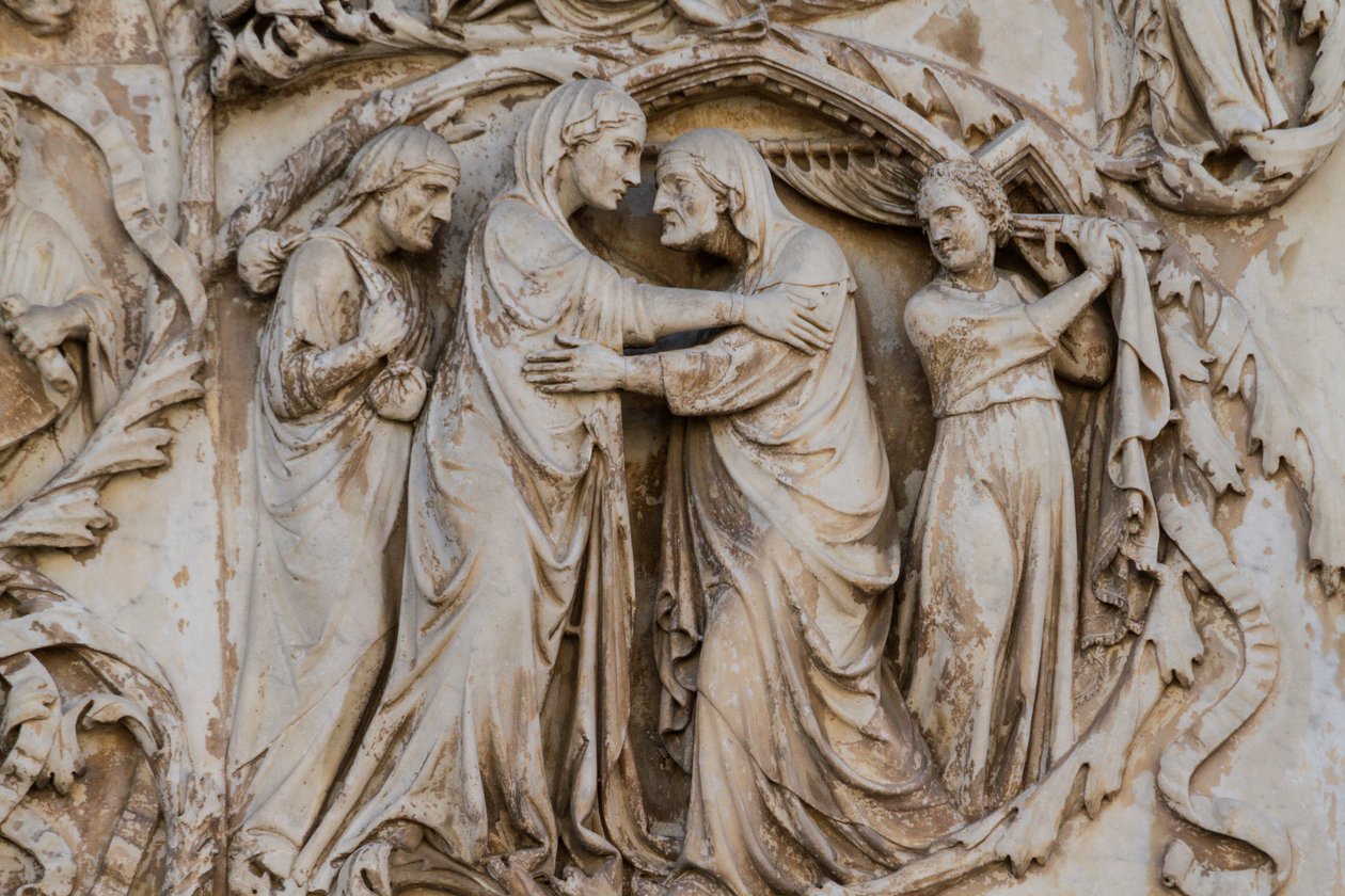 Maria på besök hos Elizabeth, detalj från Scener ur Kristi liv, Berättelser från Nya testamentet, basreliefer av Lorenzo Maitani (före 1275-1330), tredje pelaren, fasaden på Orvieto-katedralen, Umbrien, Italien av Lorenzo Maitani