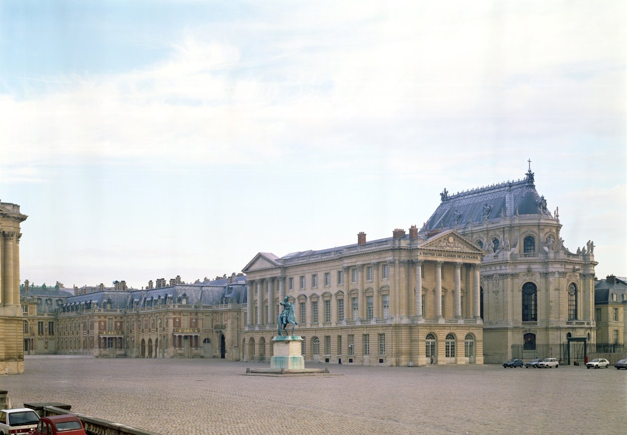 Marble Courtyard (längst till vänster) som leder till Royal Courtyard (mitten) från 1660-talet av Louis Le Vau