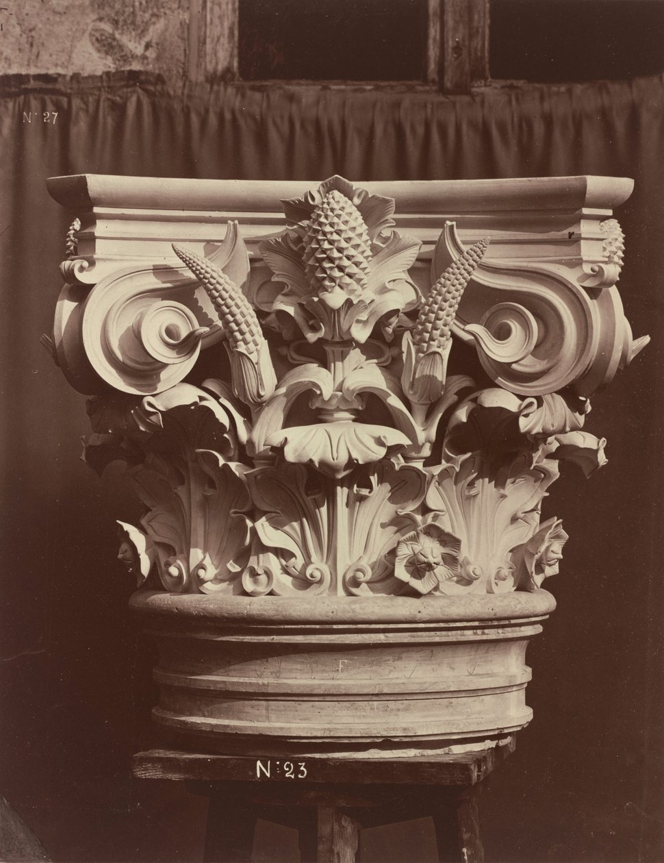 Ornamental skulptur från operahuset i Paris (kolonnfragment),1865/1874 (foto) av Louis-Emile Durandelle