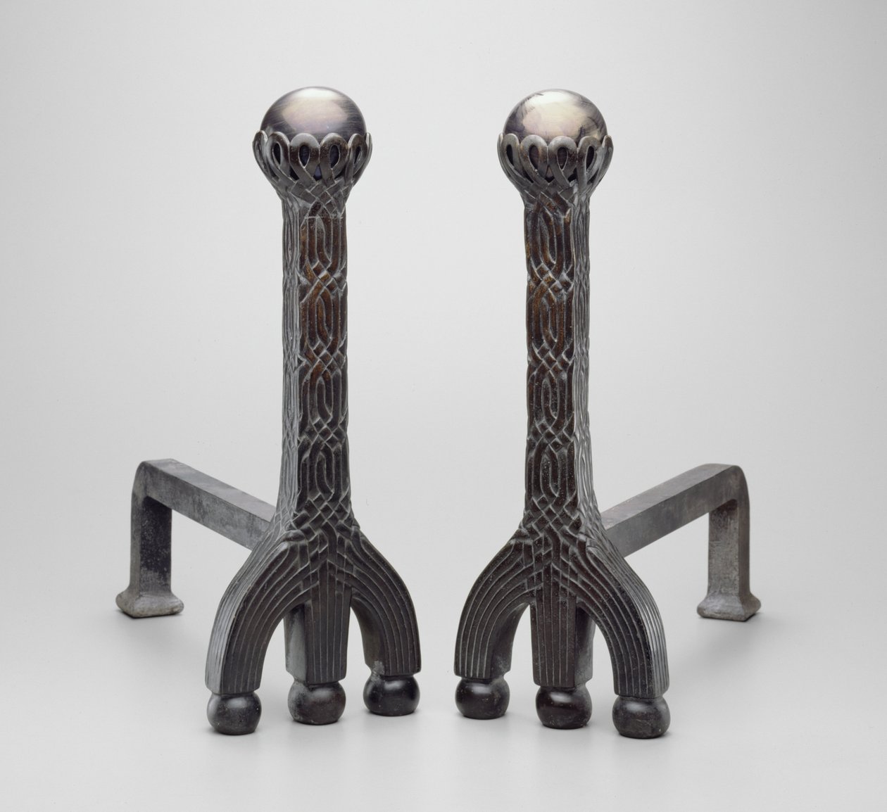 Par andirons, ca 1892/1902 (brons med favrilglas) av Louis Comfort Tiffany