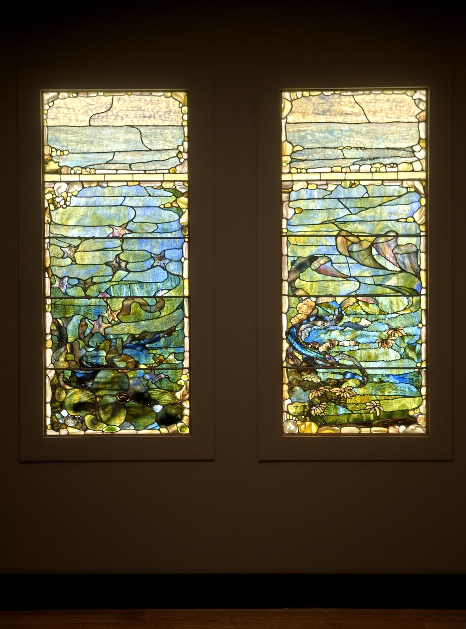 Fönster med sjöstjärna ("våren") och fönster med sjöanemon ("sommar"), ca 1885-1895 (glas, bly, järn och träram (original)) av Louis Comfort Tiffany